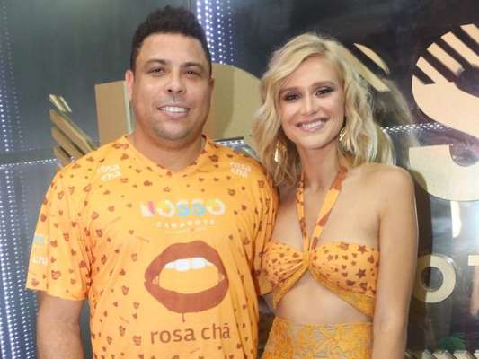 Ronaldo Fenômeno chega acompanhado da namorada, Celina Locks, ao Nosso Camarote, na Marquês de Sapucaí, na madrugada desta terça-feira, 13 de fevereiro de 2018