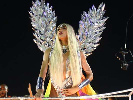 Destaque da Beija-Flor, Pabllo Vittar comemorou o enredo sobre minorias em conversa com o Purepeople. Veja o video!