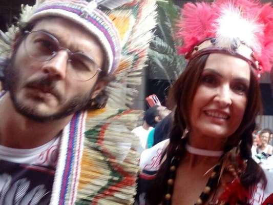 Fátima Bernardes e Túlio Gadêlha curtiram bloco de Carnaval Cacique de Ramos em Olaria, Zona Norte do Rio de Janeiro, nesta terça-feira, dia 13 de fevereiro de 2018