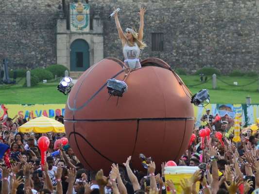 Claudia Leitte cantou dentro de uma bola de basquete gigante no Bloco Largadinho, em Salvador, nesta terça-feira, dia 13 de fevereiro de 2018