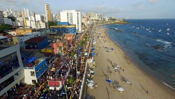 Multidão toma conta das ruas de Salvador desde a última quinta-feira (8)