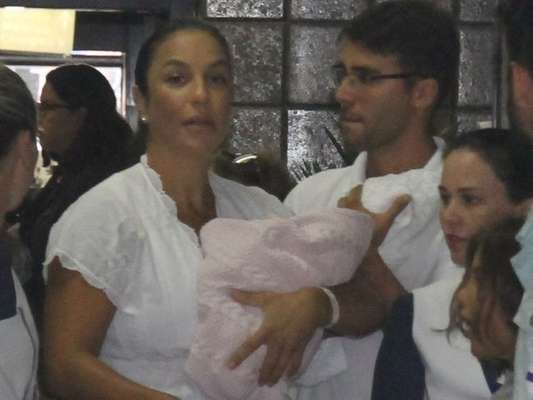Ivete Sangalo deixou o hospital Aliança, em Salvador, com as filhas gêmeas, Marina e Helena, nesta quarta-feira, 14 de fevereiro de 2018