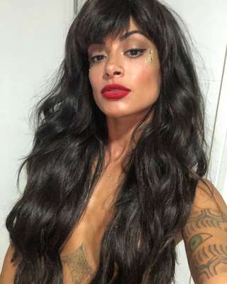 Toda de vermelho, Aline Riscado apostou em franja