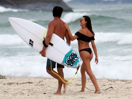 Isis Valverde, na véspera de aniversário, curte praia com amigos e namorado nesta sexta-feira, dia 16 de fevereiro de 2018