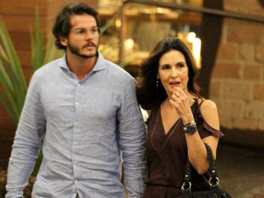 Fátima Bernardes e o namorado, Túlio Gadêlha, curtem bar com amigos nesta sexta-feira, dia 16 de fevereiro de 2018