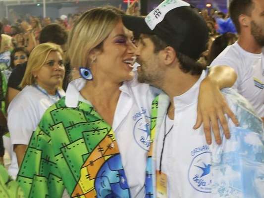 Bruno Gagliasso e Giovanna Ewbank desfilaram na ala da diretoria da Beija-Flor na madrugada deste domingo, 18 de fevereiro de 2018