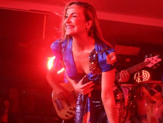 Em conversa com o Purepeople, Claudia Leitte comemorou a maratona de shows no Carnaval de 2018. Veja o vídeo!