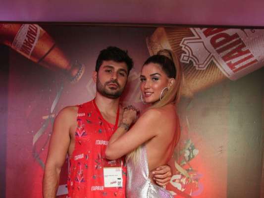 Aline Gotschalg e namorado, Geraldo Souto, se divertem em camarote na Sapucaí no desfile das campeãs neste sábado, dia 18 de fevereiro de 2018