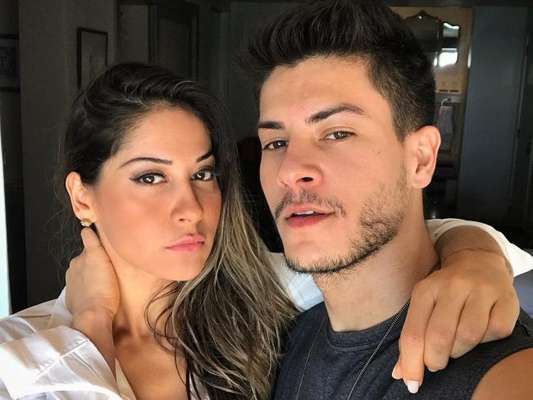 Arthur Aguiar respondeu um fã sobre sexo no casamento com Mayra Cardi no Instagram, nesta quarta-feira, 28 de fevereiro de 2018