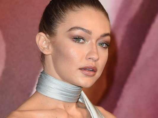 O iluminador é a maior tendência da maquiagem para 2018 e, assim como a modelo Gigi Hadid, você precisa aprender a usar