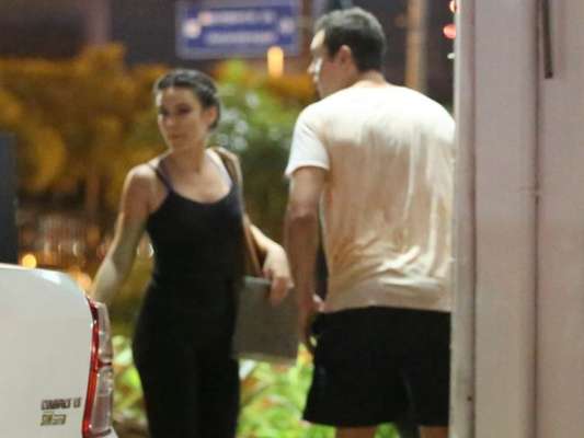 Bianca Bin e Sergio Guizé são fotografados deixando academia juntos na Barra da Tijuca, Zona Oeste do Rio de Janeiro, na noite desta quinta-feira, 1 de março de 2018