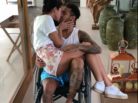 Em cadeira de rodas, Neymar publicou foto com a namorada, Bruna Marquezine, no colo nesta sexta-feira, 2 de março de 2018
