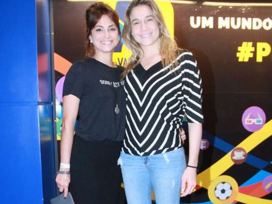 Fernanda Gentil e a namorada, Priscila Montandon, prestigiaram o show da dupla Jorge e Mateus na noite desta sexta-feira, 3 de fevereiro de 2018