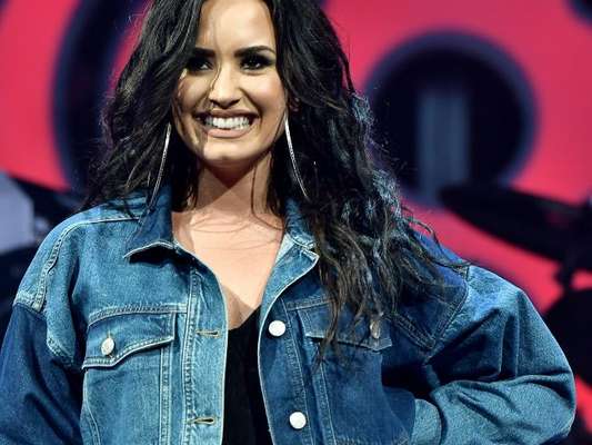 Demi Lovato contou que existe a possibilidade de ela namorar uma mulher
