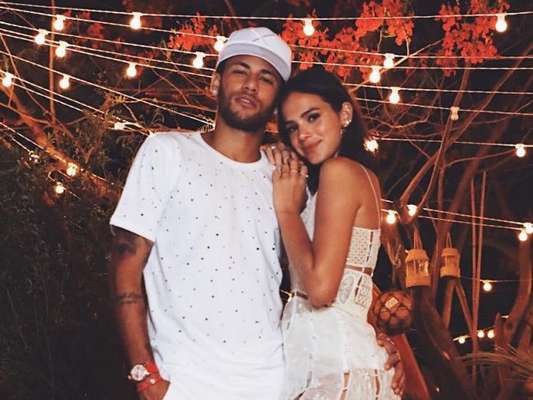 Neymar posta foto de Bruna Marquezine, da mãe e irmã no Dia da Mulher, nesta quinta-feira, dia 08 de março de 2018