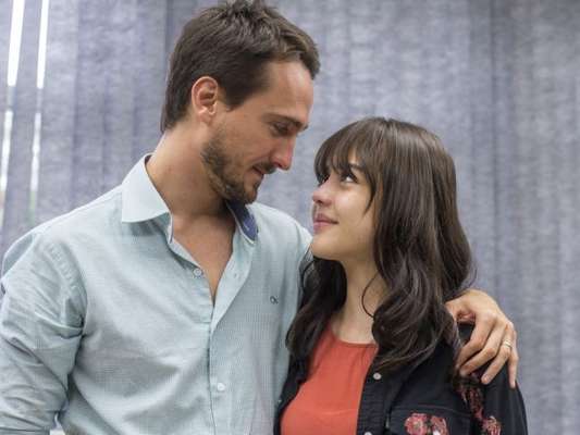 Laura (Bella Piero) vence medo e transa com Rafael (Igor Angelkorte) pela primeira vez após noite de núpcias traumática, no capítulo que vai ao ar sábado, dia 24 de março de 2018, na novela 'O Outro Lado do Paraíso'