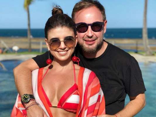 Paula Fernandes comemorou o aniversário de Claudio Mello junto do jornalista em um resort de Porto de Galinhas, em Pernambuco