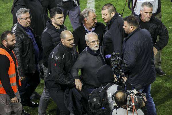 Presidente de time grego invade campo armado e jogo é suspenso