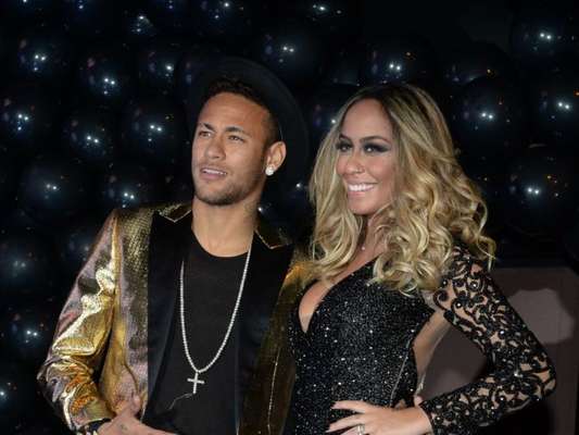Irmã de Neymar, Rafaella reune família e amigos em festa de aniversário de 22 anos