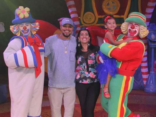 Naldo Benny e Ellen Cardoso, a Mulher Moranguinho, levaram a filha, Maria Victória, de 3 anos, ao circo de Patati Patatá, neste domingo, 11 de março de 2018