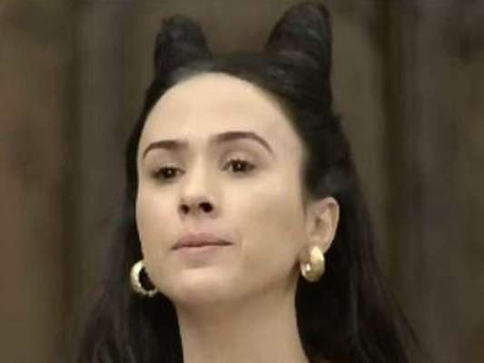 Lucrécia (Tatá Werneck) decide se tornar freira após ser acusada de traição pelo marido, Rodolfo (Johnny Massaro) nos próximos capítulos da novela 'Deus Salve o Rei': 'Casar com Deus'