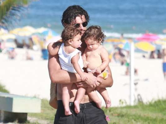 Bruno Gissoni esbanjou fofura com filha, Madalena, e sobrinha, Maria, em dia de praia nesta segunda-feira, 12 de março de 2018