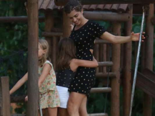 Grazi Massafera levou a filha, Sofia, de 5 anos, para brincar com uma amiga na praia e em um parquinho de São Conrado, Zona Sul do Rio de Janeiro, nesta segunda-feira, dia 12 de março de 2018