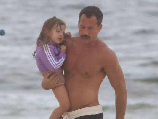 Paizão! Malvino Salvador se diverte em praia no Rio com a filha Ayra nesta segunda-feira, dia 12 de março de 2018