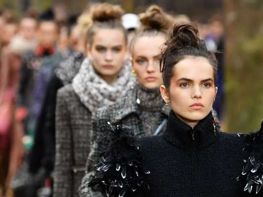 Modelos de coque alto no desfile da Chanel para a Semana de Moda de Paris coleção inverno 2019