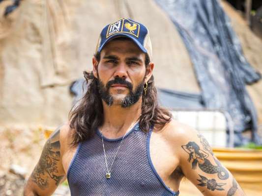 Mariano (Juliano Cazarré) aparece vivo após levar tesouradas de Sophia (Marieta Severo) e ser enterrado pela milionária na reta final da novela 'O Outro Lado do Paraíso'