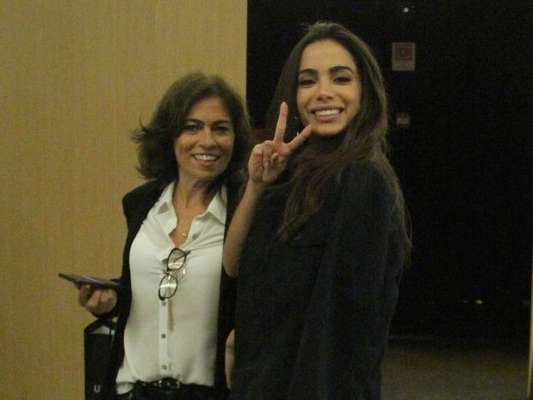 Anitta filma mãe participando de seu projeto infantil em vídeo compartilhado nesta terça-feira, dia 13 de março de 2018