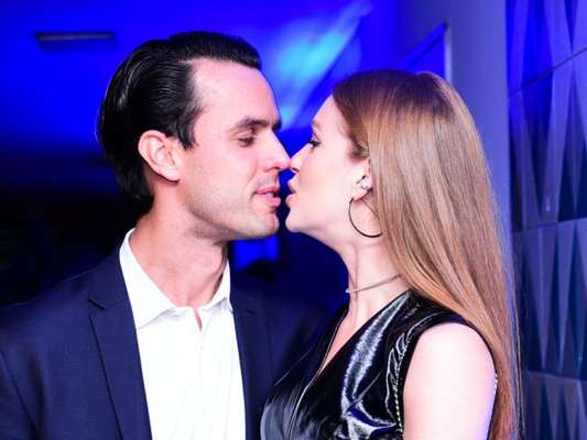 Marina Ruy Barbosa beijou o marido, Xande Negrão, em lançamento da coleção Inverno 2018 da Colcci, na noite desta terça-feira, 13 de março de 2018