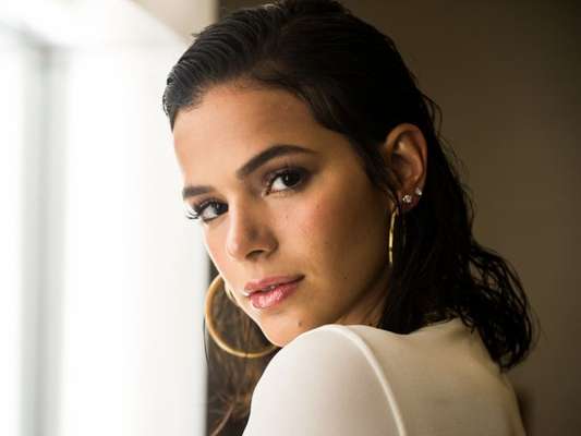 Bruna Marquezine, em foto sem maquiagem, incentiva autoestima de fãs: 'Já se namorou?'
