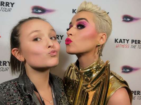 Larissa Manoela tietou a cantora norte-americana Katy Perry antes da apresentação da 'Witness Tour', no Allianz Parque, em São Paulo, neste sábado, 17 de março de 2018