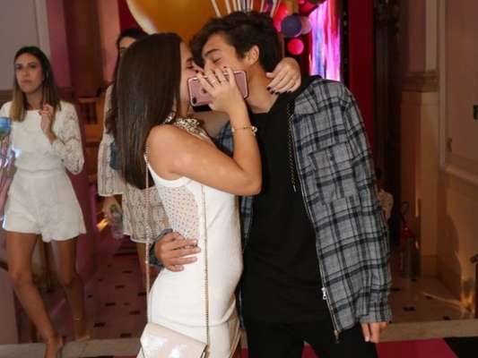Mel Maia ganhou beijo do namorado, Erick Andreas, na festa da promoter Carol Sampaio neste domingo, 19 de março de 2018