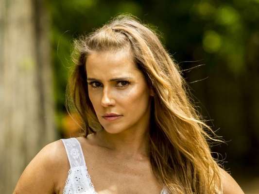 Deborah Secco mostrou a barriga chapada ao gravar cenas da novela 'Segundo Sol', sucessora de 'O Outro Lado do Paraíso'
