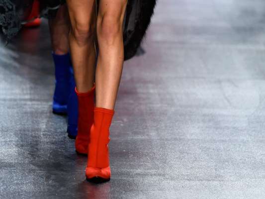 Das passarelas para as ruas: as botas vermelhas estão em alta! Em conversa com o Purepeople, a stylist Isabella de Castro dá dicas de como usar e combinar com os looks