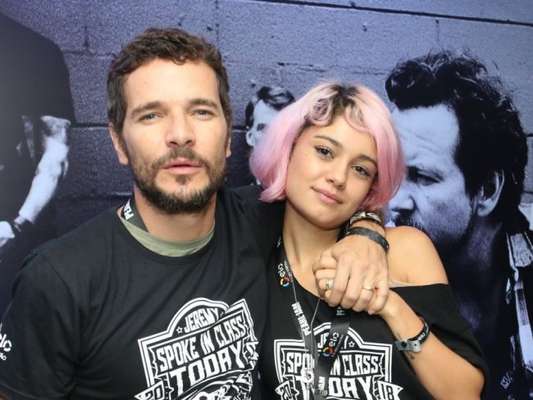 Sophie Charlotte exibiu o cabelo rosa em show do grupo Pearl Jam, ao lado do marido, Daniel de Oliveira: 'Tinta semipermanente. Daqui a pouco sai'