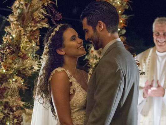Cleo (Giovana Cordeiro) e Xodó (Anderson Tomazini) têm casamento emocionante na igreja das Ruínas no capítulo que vai ao ar nesta sexta-feira, dia 23 de março de 2018, na novela 'O Outro Lado do Paraíso'