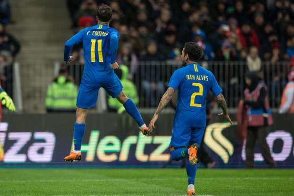 Philippe Coutinho comemora o gol que marcou, de pênalti, na vitória contra a Rússia.