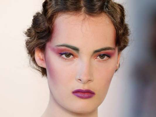 Maquiadora Milena Brambilla dá dicas de beleza ultra violet: 'Caso você queira usar o violet na boca e nos olhos, o legal é alternar os tons. Usar um tom mais claro nos olhos e escuro na boca ou vice e versa'
