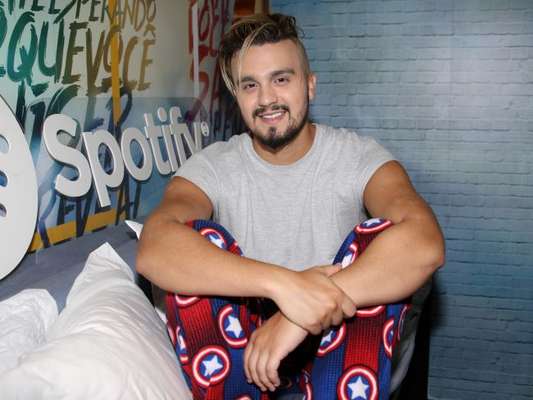 Luan Santana promove bate-papo entre amigos para o lançamento de "2050"