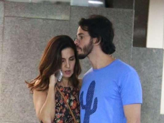Túlio Gadêlha, namorado de Fátima Bernardes, fez carinho na apresentadora após passearem por shopping na noite desta quarta-feira, 28 de março de 2018