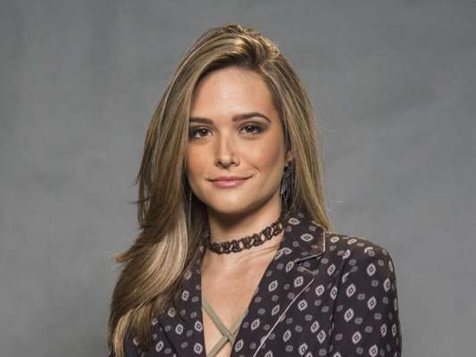 Juliana Paiva ganhou de amigas festa com o tema 'A Bela e a Fera': 'Amo vocês!'