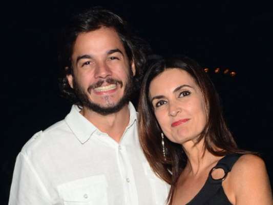 Fátima Bernardes ganhou abraço do namorado, Túlio Gadêlha, após curtirem musical na noite desta sexta-feira, 30 de março de 2018