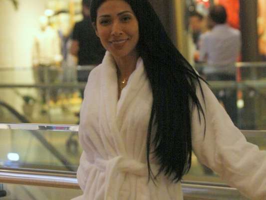 Simaria, irmã de Simone, explica roupão durante passeio em shopping em postagem nesta segunda-feira, dia 02 de março de 2018