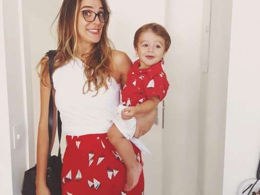 Rafa Brites combinou o look com o filho, Rocco, de 1 ano, e compartilhou o registro no Instagram na noite desta terça-feira, 3 de abril de 2018