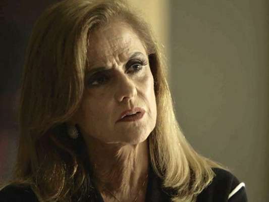 Em "O Outro Lado do Paraíso": Sophia (Marieta Severo) sofre AVC e recebe os cuidados de Estela (Juliana Caldas)