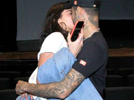 Bruna Marquezine e Neymar trocam beijos em noite no teatro