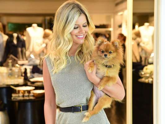 Lala Rudge levou sua cachorrinha, Gigi, para o lançamento da coleção Fall in Love, da marca Le Lis Blanc, em São Paulo, nesta quinta-feira, 5 de abril de 2018